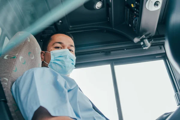 Pandemiczny Koronawirus 2020 Kwarantanna Młody Latynoski Kierowca Autobusu Maską Rękawiczkach — Zdjęcie stockowe