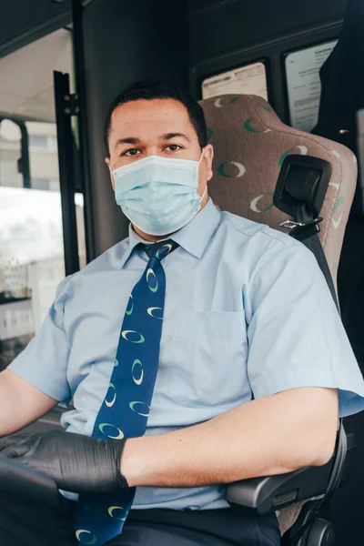 Upozorować Portret Latynoskiego Kierowcy Autobusu Maską Ochronną Rękawiczkami Ręce Autobusie — Zdjęcie stockowe
