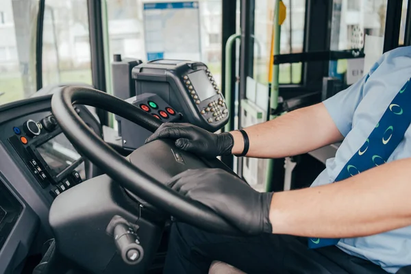Молодий Іспаномовний Водій Автобуса Синьою Медичною Маскою Носить Чорні Захисні — стокове фото