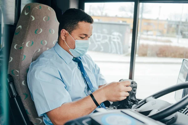 Joven Conductor Autobús Hispano Lleva Guantes Máscara Autobús Para Protegerse —  Fotos de Stock