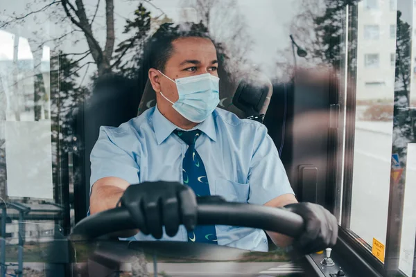 Ung Latinamerikansk Man Busschaufför Skyddande Mask Och Svarta Handskar Förhindra Royaltyfria Stockbilder
