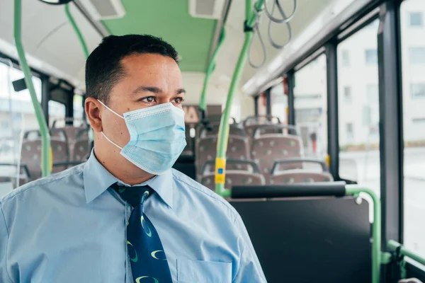 Närbild Porträtt Busschauffören Bär Ansiktsmask Ensam Bussen Skydda Dig Mot Stockbild