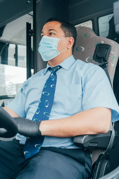 Молодий Водій Автобуса Синій Сорочці Має Синю Маску Медичного Захисту — стокове фото