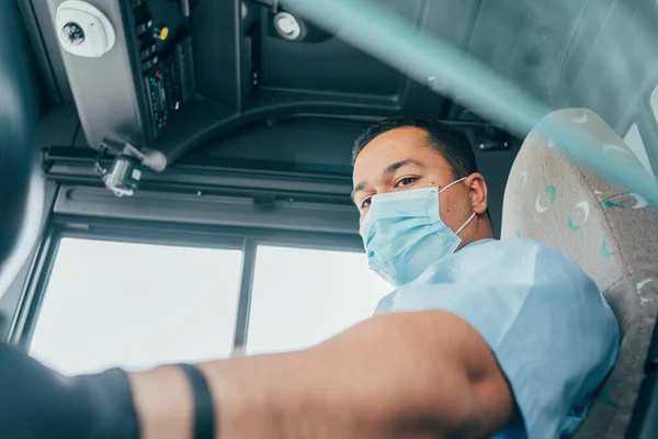 Joven Hombre Latino Conductor Autobús Camisa Azul Tiene Máscara Protección —  Fotos de Stock
