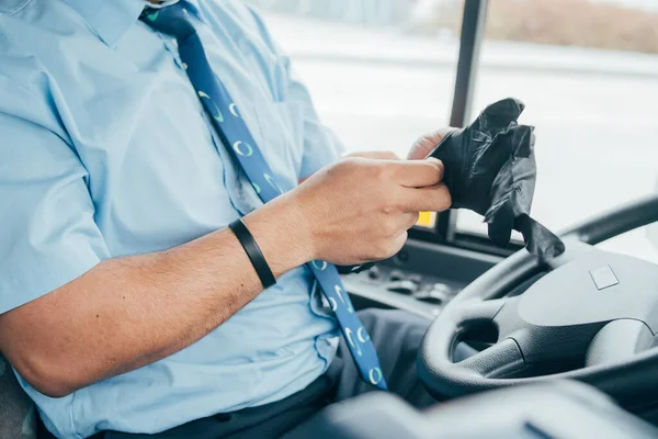 Молодий Водій Автобуса Має Синю Маску Медичного Захисту Наносить Чорні — стокове фото