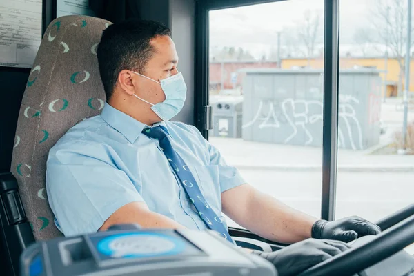 Ung Latinamerikansk Man Busschaufför Har Blå Medicinsk Skydd Mask Och Stockbild