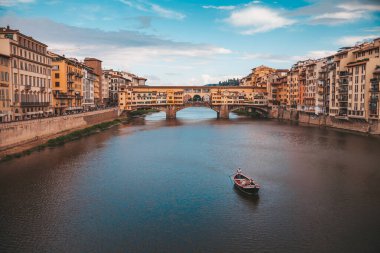 River Arno ve Ponte Vecchio Floransa, İtalya 'da