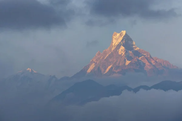 Monte Machhapuchhre in luce del sole morbida sera — Foto Stock