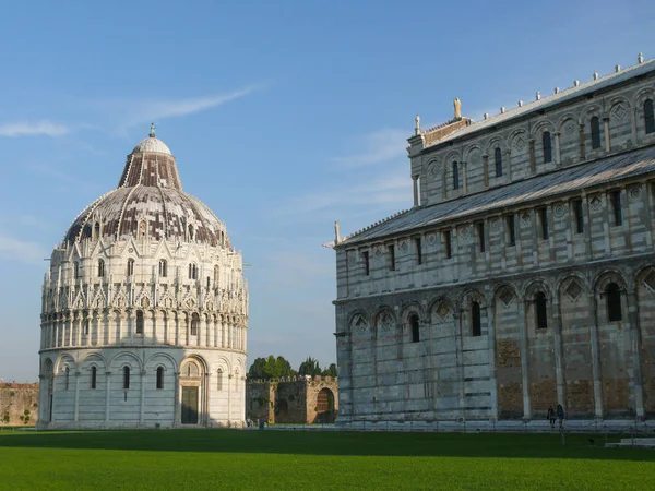 El Baptisterio y Catedral de Pisa — Foto de Stock