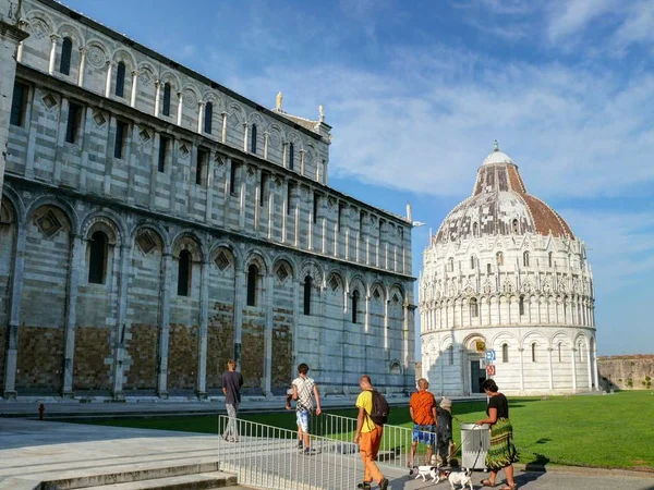 El Baptisterio y Catedral de Pisa — Foto de Stock