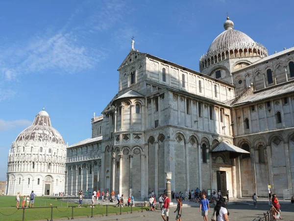 El Baptisterio de Pisa y la Catedral - La Plaza de los Milagros — Foto de Stock