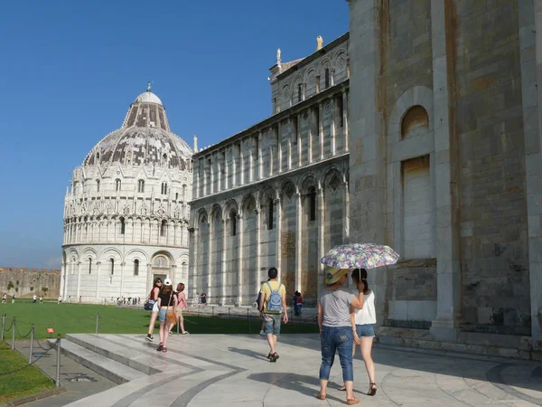 El Baptisterio de Pisa y la Catedral - La Plaza de los Milagros — Foto de Stock