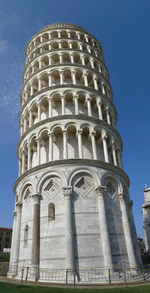 La torre inclinada de Pisa — Foto de Stock