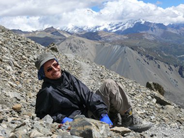 Himalayalar mutlu hiker rahatlatıcı kar altında kepli