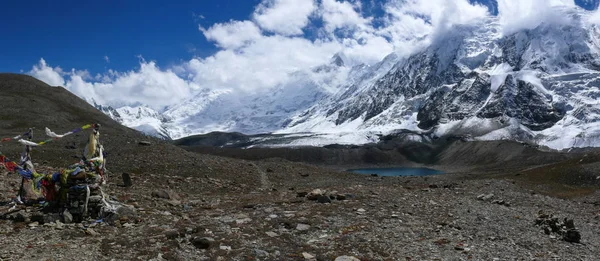 Красивый снег покрыл Гималаи — стоковое фото