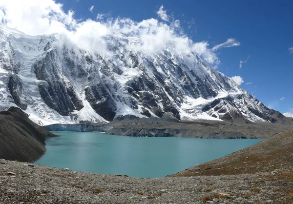 The Tilicho lake and the Tilicho peak — Stock Photo, Image