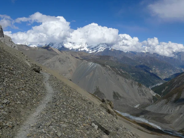 Schneebedeckter Himalaya rund um das Basislager von Tilicho — Stockfoto