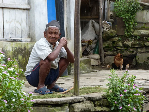 Eski Nepal adam oturuyor 