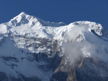 Kar Annapurna şapkalı