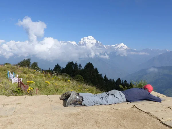 Wandelaar ontspannen op Poon Hill, Dhaulagiri bereik, Nepal — Stockfoto
