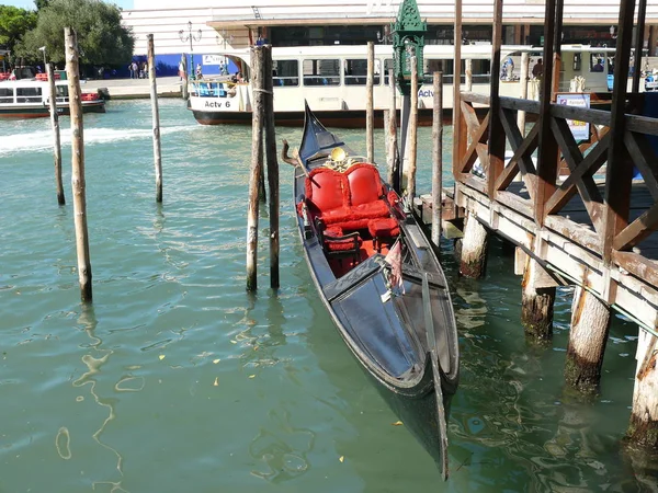 Abbandoned gondel in Venetië — Stockfoto