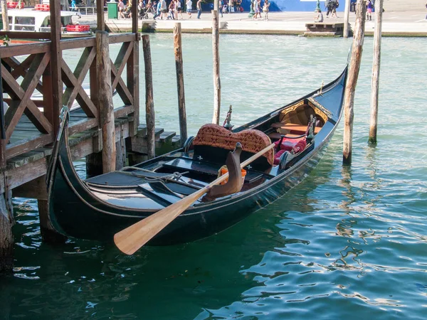 Abbandoned gondola in Venice — Stock Photo, Image