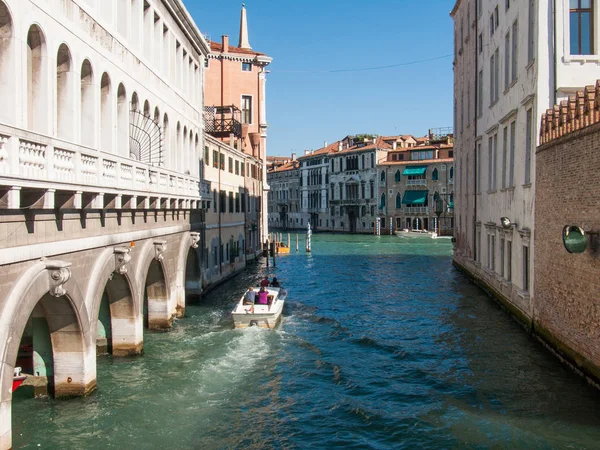 Hermoso canal en Venecia — Foto de Stock