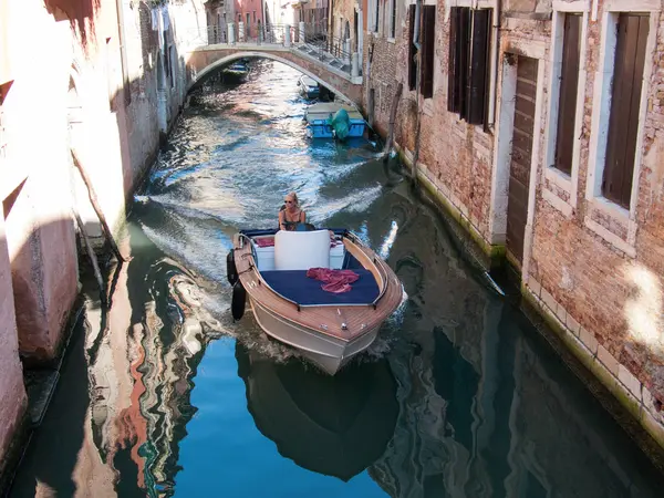 Mujeres conduciendo el barco en canal veneciano — Foto de Stock