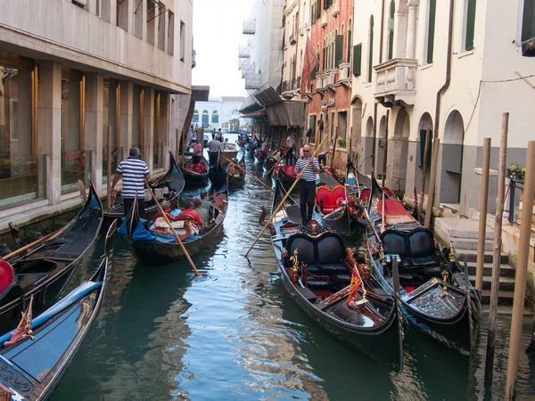 Góndolas venecianas en pequeño canal — Foto de Stock