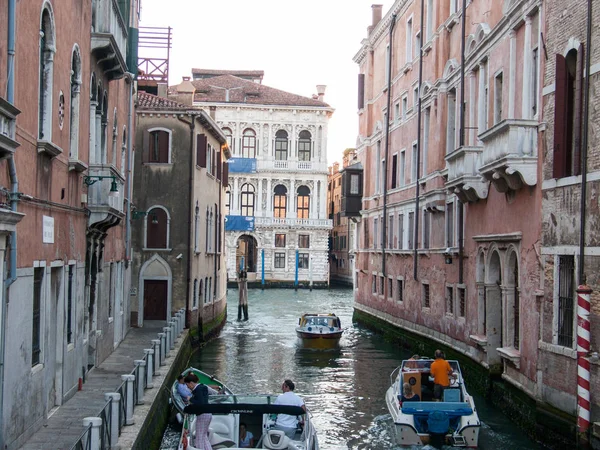 Pequeño canal veneciano — Foto de Stock