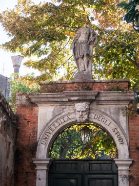 Venedik üniversiteye kapılar