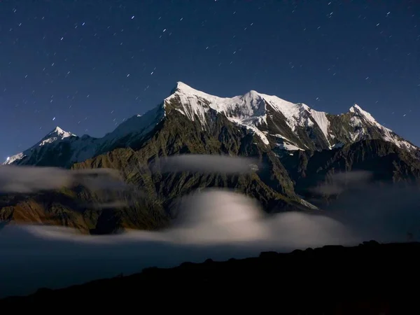 Himalaya üzerinde yıldızlı gökyüzü — Stok fotoğraf