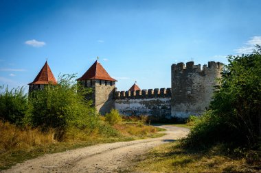 Transnistria 'nın Bender kasabasındaki Dinyester nehrindeki eski kale. Moldova sınırları içindeki şehir tanınmayan Transnistria Cumhuriyeti kontrolü altında.