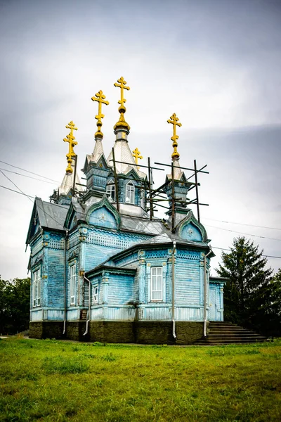 L'unica vecchia chiesa in legno nel villaggio di Larga. Moldavia. Biserica de lemn — Foto Stock