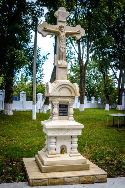 Taş Corbu köyde eski ahşap kilise çapraz. Moldova