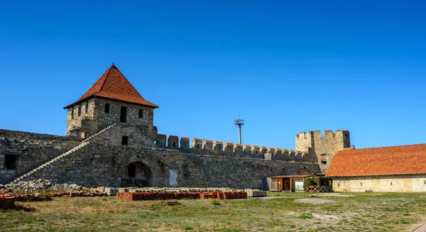 Transnistria 'nın Bender kasabasındaki Dinyester nehrindeki eski kale. Moldova sınırları içindeki şehir tanınmayan Transnistria Cumhuriyeti kontrolü altında.