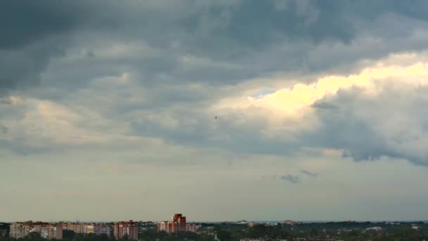 Akşam gökyüzünde hızlandırılmış bulutlar — Stok video