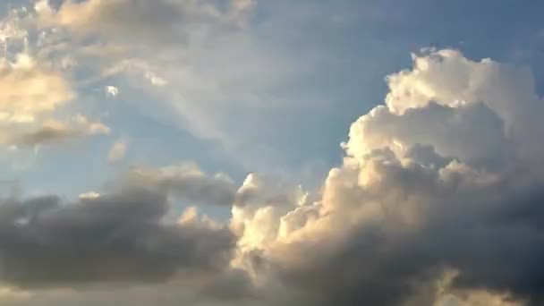 Time-lapse wolken in de avond hemel — Stockvideo