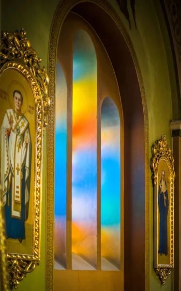 Letniego przechodzi przez kolorowe Witraż w Kościele. Kościół jest w Czerniowcach — Zdjęcie stockowe