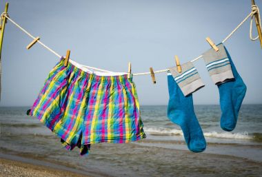 İç çamaşırı bir ip üzerinde asılı ve güneşte kurutulur.