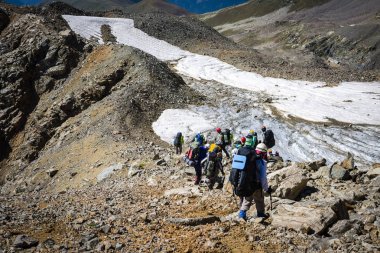 Kafkas Dağları'nda turistler
