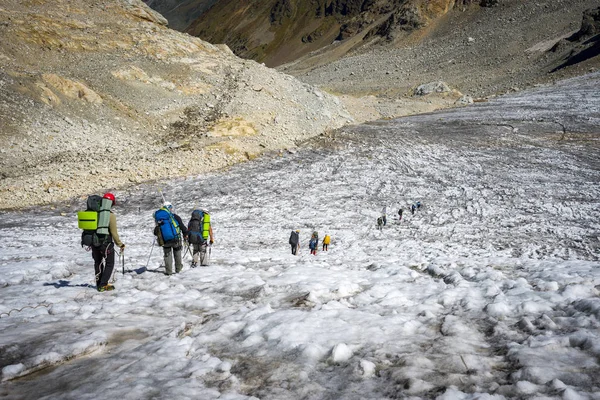Kafkas Dağları'nda turistler