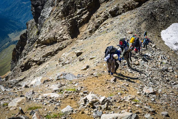 Turistas en las montañas del Cáucaso — Foto de Stock