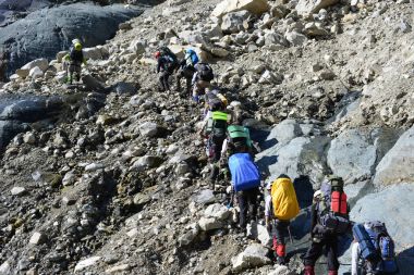 Gürcistan'daki Kafkas dağlarında seyahat
