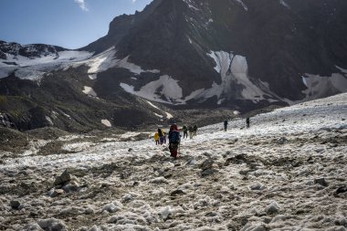 Gürcistan'daki Kafkas dağlarında seyahat