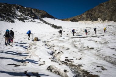 Gürcistan'daki Kafkas dağlarında seyahat