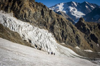 Gürcistan'daki Kafkas dağlarında seyahat