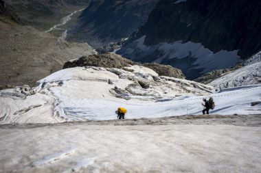 Gürcistan'daki Kafkas dağlarında seyahat