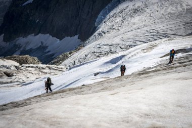 Gürcistan'daki Kafkas dağlarında seyahat