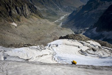 Gürcistan'daki Kafkas dağlarında seyahat